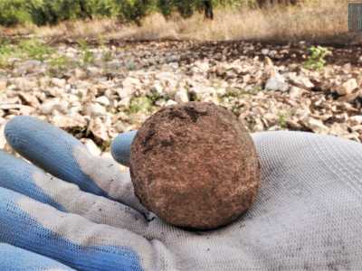 ...e soprattutto  una �palla� in pietra. Si tratta di un �percussore da levigatura�, una sorta di martello che veniva utilizzato per smussare gli oggetti